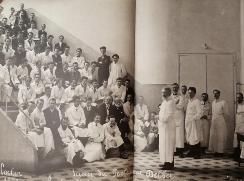 نوزده سالگی لکان، جمعی از دانشجویان پزشکی