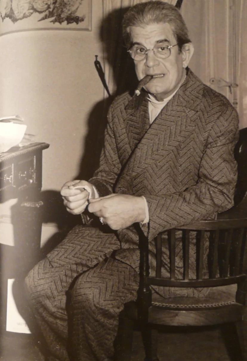 لکان در حال گره زدن. او درباره‌ی گره زدن می‌گوید که این مهارتی است که تمرین و فعالیت یدی می‌خواهد.